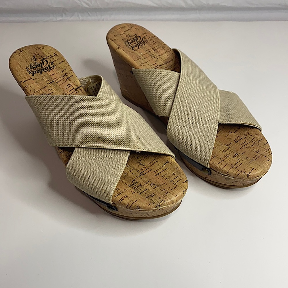 Brand Faded Glory. Size 7 1/2. Color tan, cream, brown, gold.